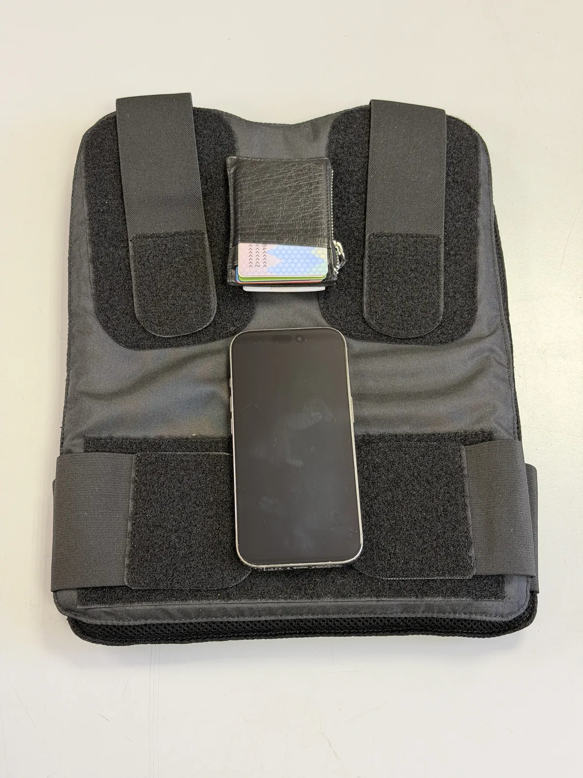 Schwarze VEP LITE flach auf einem Tisch, Innenseite