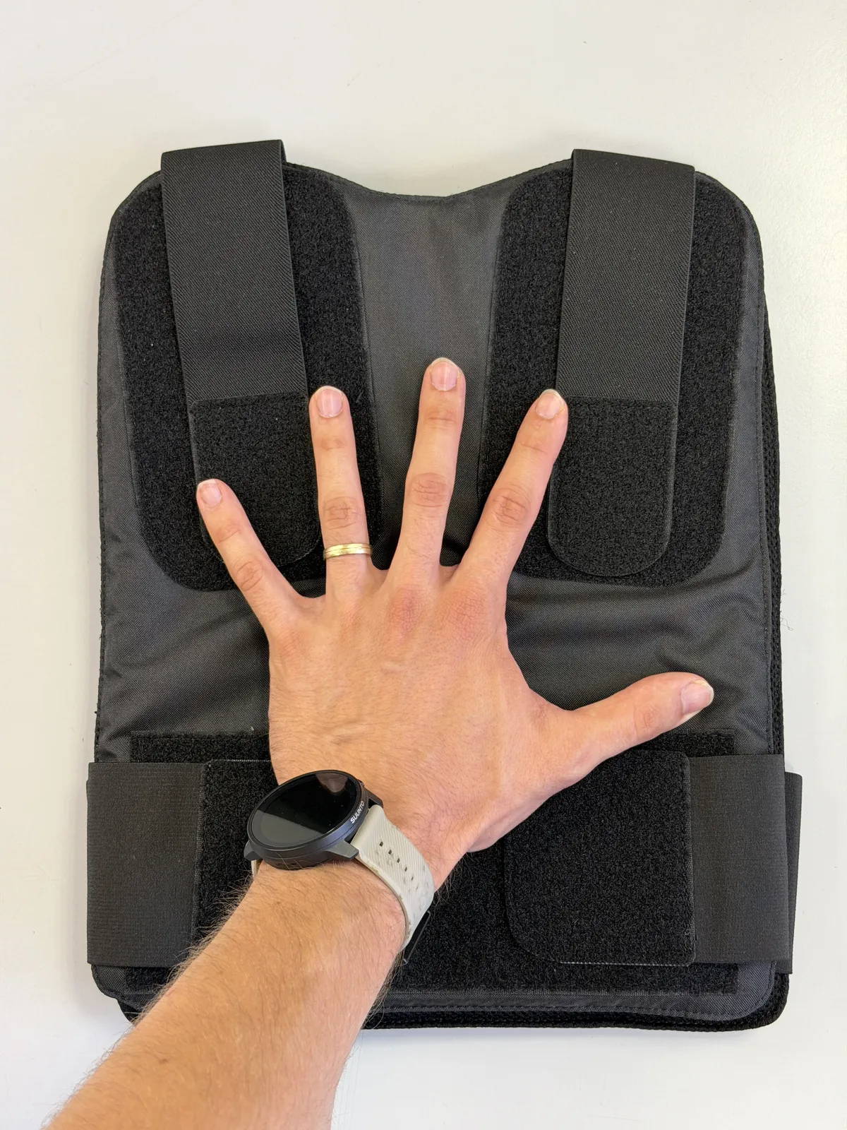 Hand liegt flach auf der schwarzen VEP LITE, um die geringe Größe zu zeigen